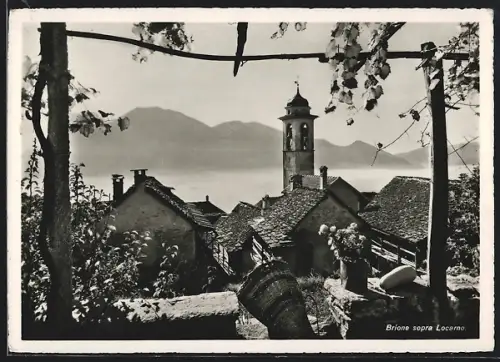 AK Brione sopra Locarno, Blick von einer Terrasse zur Kirche