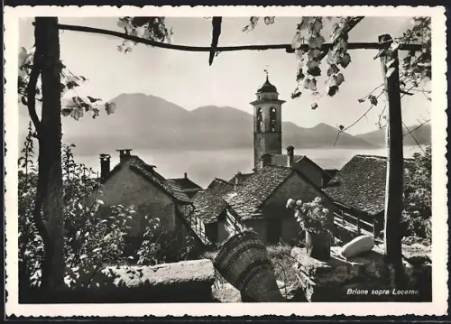 AK Brione sopra Locarno, Blick von einer Terrasse zur Kirche