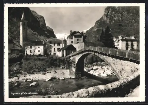 AK Bignasco, Brückenpartie mit Gebäudeansicht und Kirche