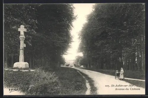 AK St-Aubin-sur-Mer, Avenue du Château avec croix et promeneurs