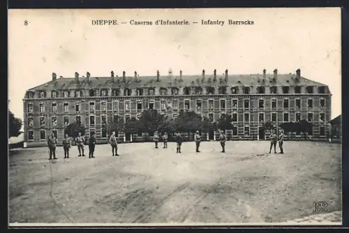 AK Dieppe, Caserne d`Infanterie avec soldats sur la place
