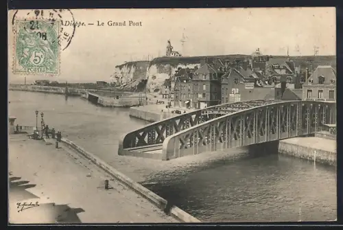 AK Dieppe, Le Grand Pont et la vue sur les falaises et le port