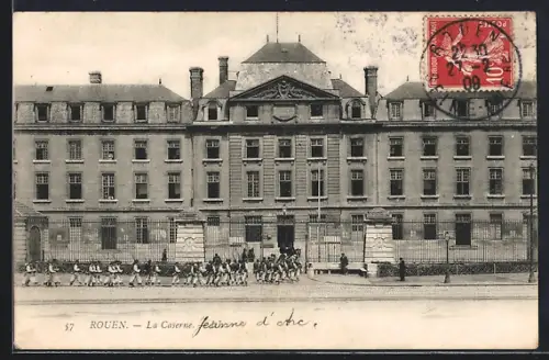 AK Rouen, La Caserne Jeanne d`Arc avec soldats en marche