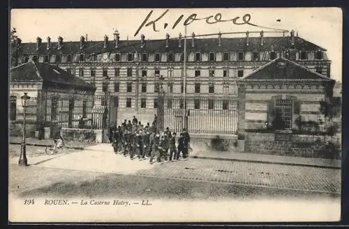 AK Rouen, La Caserne Hatry avec des soldats en marche
