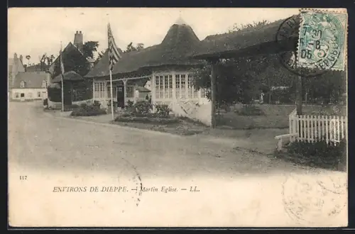 AK Martin-Église, Vue des bâtiments traditionnels et de la route principale
