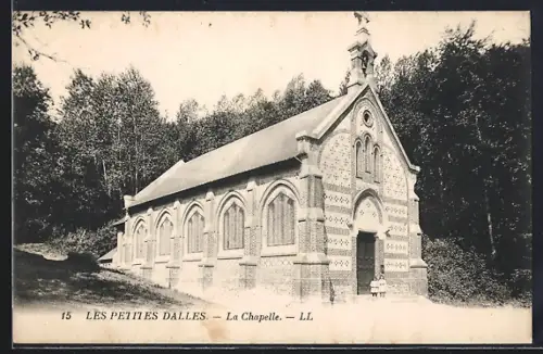 AK Les Petites Dalles, La Chapelle dans un cadre forestier