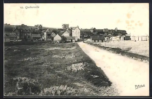 AK Quiberville, Vue du village avec route et maisons en arrière-plan