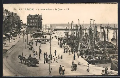 AK Le Tréport, L`Avant-Port et le Quai avec passants et bateaux à quai