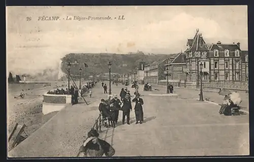 AK Fécamp, La Digue-Promenade avec promeneurs et bâtiments côtiers