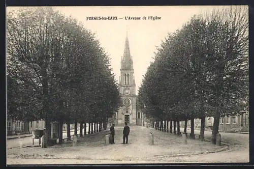 AK Forges-les-Eaux, L`Avenue de l`Église avec arbres alignés et passants