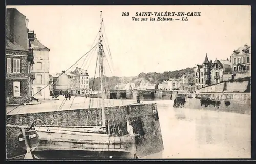 AK Saint-Valéry-en-Caux, Vue sur les Écluses et le quai avec un bateau amarré