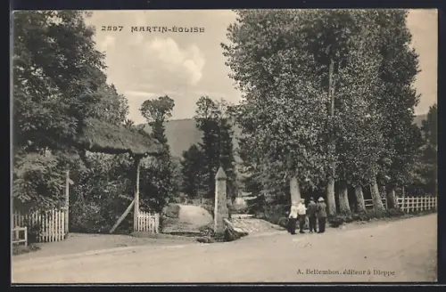 AK Martin-Église, Entrée du village avec des promeneurs sous les arbres
