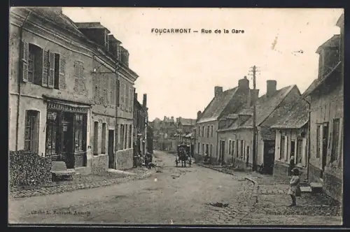 AK Foucarmont, Rue de la Gare avec calèche et enfants jouant