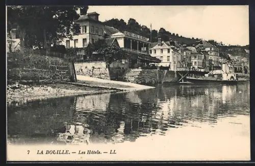 AK La Bouille, Les Hôtels et la rivière en bordure du village