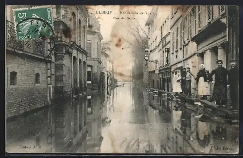 AK Elbeuf, Inondations de 1910, Rue de Seine inondée avec habitants sur passerelles
