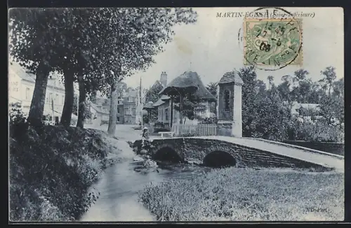 AK Martin-Église, Vue du pont et du ruisseau avec maisons en arrière-plan