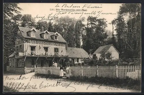 AK Ste-Marguerite-sur-Mer, Le Balcon Fleuri, scène devant une maison à colombages entourée de forêt