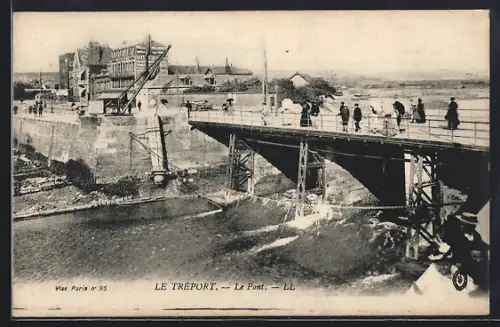 AK Le Tréport, Le Pont avec passants et bâtiments en arrière-plan