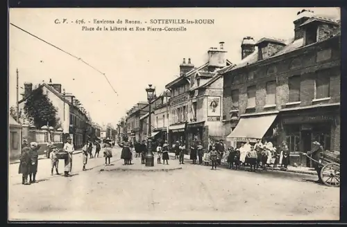 AK Sotteville-lès-Rouen, Place de la Liberté et Rue Pierre-Corneille animées par des passants