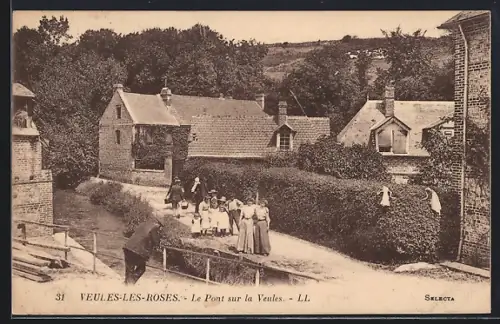 AK Veules-les-Roses, Le Pont sur la Veules et scène de village animée