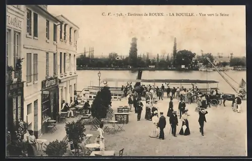 AK La Bouille, Vue vers la Seine avec des promeneurs et terrasse de café animée