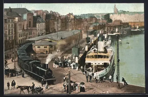 AK Dieppe, Vue sur la Gare Maritime avec train et navire à quai