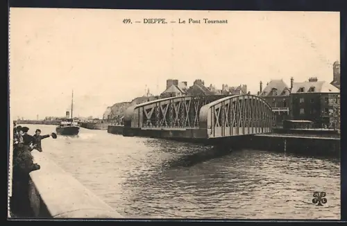AK Dieppe, Le Pont Tournant et vue des quais animés