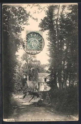 AK Varengeville, Maison pittoresque entourée d`arbres et chemin rural