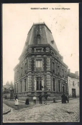AK Gournay-en-Bray, La Caisse d`Épargne avec des passants sur la rue pavée