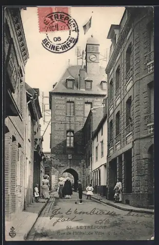 AK Le Tréport, Rue de l`Hôtel de Ville avec passants et bâtiments historiques