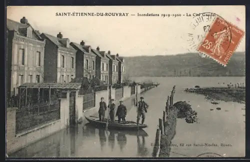AK Saint-Étienne-du-Rouvray, Inondations 1919-1920, La Cité Gaudet avec habitants en barque