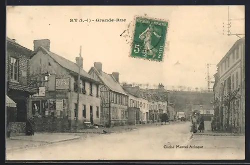AK Ry /S.-I., Grande-Rue animée avec bâtiments et passants