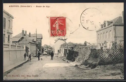 AK Argueil /Seine-Inf., Route de Sigy avec passants et bâtiments résidentiels