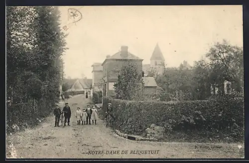 AK Notre-Dame de Bliquetuit, Vue de la rue principale avec des enfants jouant et des maisons en arrière-plan