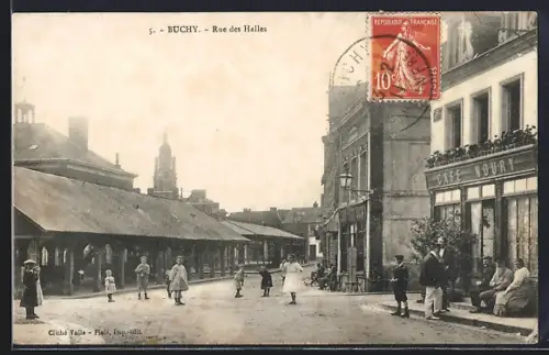 AK Buchy, Rue des Halles avec passants et Café Toury