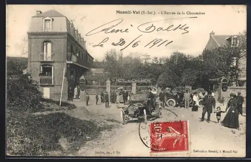 AK Mesnil-Val /S.-Inf., L`Entrée de la Chaumière et l`Hôtel avec voitures et passants