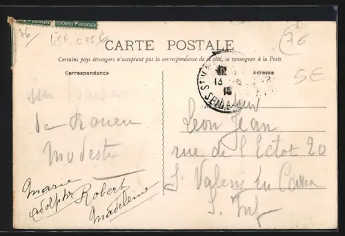 AK St Valéry-en-Caux, Les Jetées avec une femme en tenue de bain et des bateaux au loin