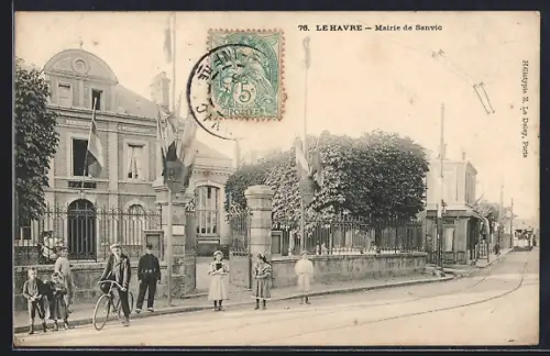 AK Le Havre, Mairie de Sanvic avec des passants et des tramways en arrière-plan