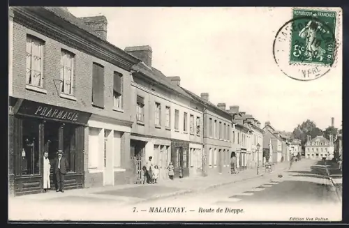 AK Malaunay, Route de Dieppe avec la pharmacie et les maisons alignées
