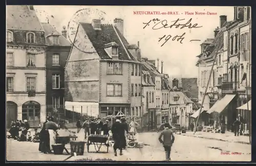 AK Neufchâtel-en-Bray, Place Notre-Dame animée avec marché et passants