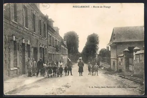 AK Foucarmont, Route de Blangy avec habitants et bâtiments en brique