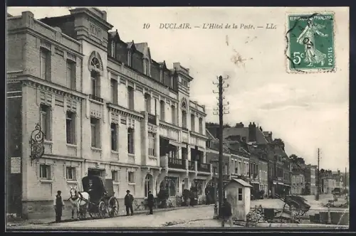 AK Duclair, L`Hôtel de la Poste et rue animée avec calèche