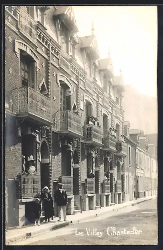 AK Le Treport, Les Villas Chantecler avec habitants sur les balcons