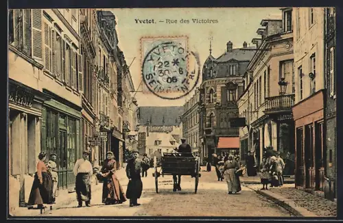 AK Yvetot, Rue des Victoires animée avec passants et charrette