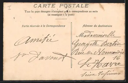 AK Yvetot, Rue des Victoires animée avec passants et charrette