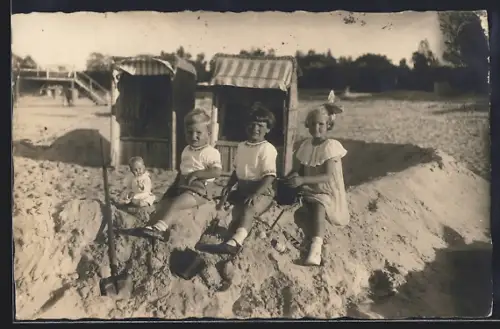 Foto-AK Boltenhagen, Kinder mit Puppe am Strand