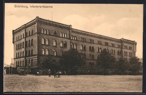 AK Oldenburg / O., Soldaten mit Geschützen vor der Infanterie-Kaserne