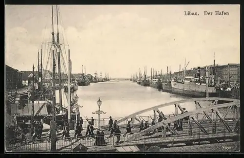 AK Libau, Der Hafen mit Brücke