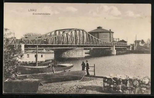 AK Libau, Eisenbahnbrücke mit Booten