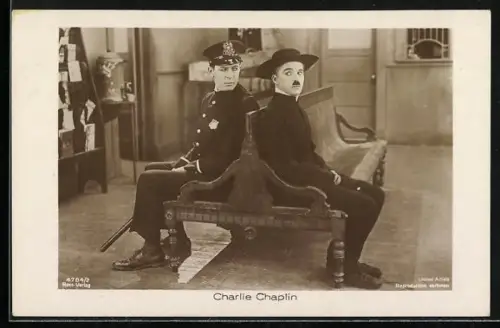 AK Schauspieler Charlie Chaplin in einer Filmszene mit Polizist